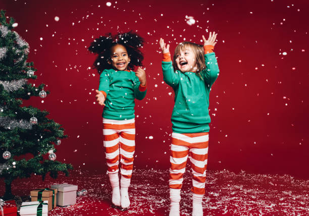 enfants joyeux près du sapin
idées cadeaux by la Motivologue