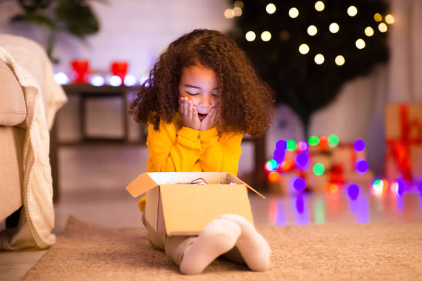 Petite fille ravie du cadeau choisi parmi les idées cadeaux by la Motivologue