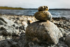 stacking brown stones, photo zen pour se chouchouter, se booster, se soutenir les unes les autres dans le groupe de la Motivologue