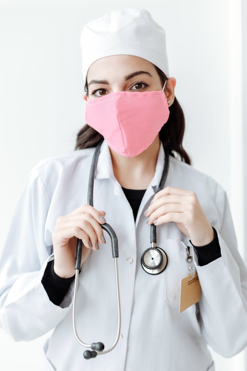 a doctor with stethoscope wearing pink face mask while looking at the camera
Photo by Thirdman on Pexels.com
médecin par la Motivologue
