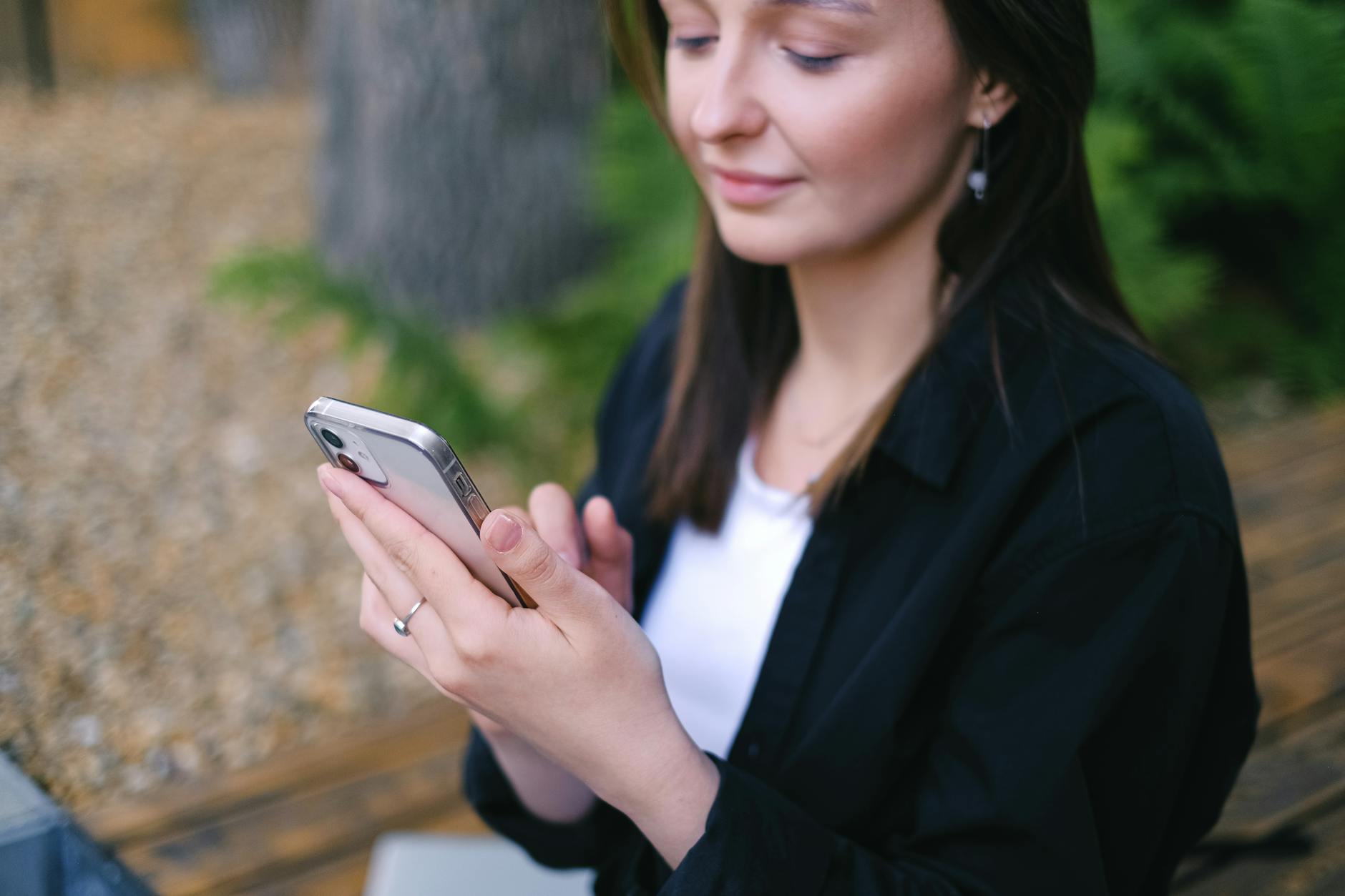 woman freelancer cell phone freelance