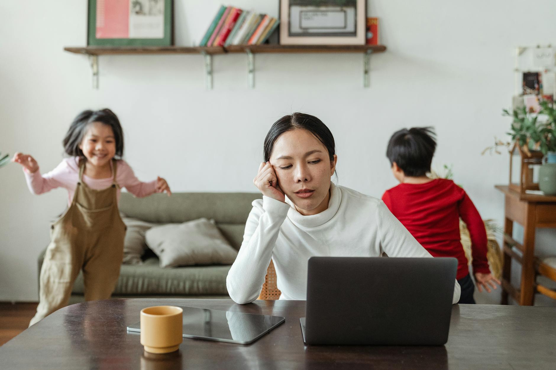 kids making noise and disturbing mom working at home
fatiguée envie de crier enfants énervants
Motivologue