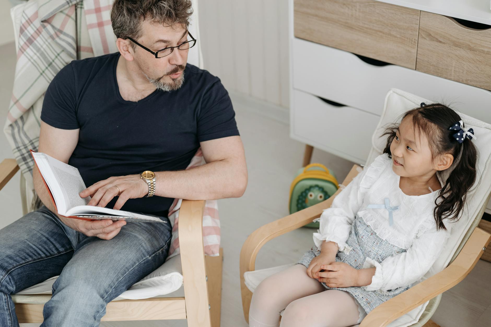 man in black shirt sitting on wooden chair while reading a book
pèse plus
Motivologue